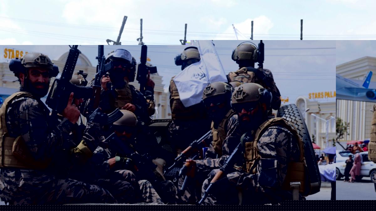 Droht den zur&uuml;ckgelassenen Hunden in Afghanistan der Tod? (Im Bild:&nbsp;K&auml;mpfer der Spezialeinheit der Taliban treffen nach dem Abzug der US-Truppen auf dem Flughafen Kabul ein.) (Foto)