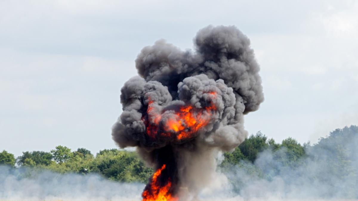 In der umk&auml;mpften ukrainischen Grenzregion Luhansk hat eine Explosion einen russischen Armee-Lkw in Schutt und Asche gelegt (Symbolfoto). (Foto)