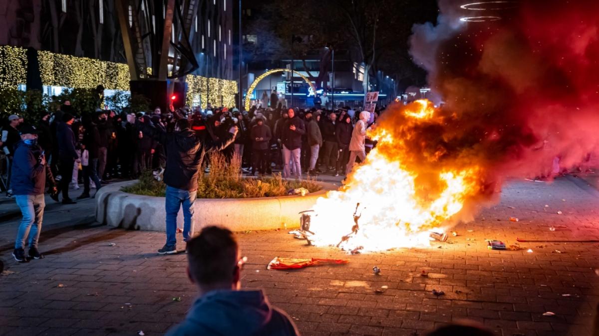 Bei einer Demonstration Hunderter Menschen gegen sch&auml;rfere Corona-Ma&szlig;nahmen ist es in der niederl&auml;ndischen Hafenstadt Rotterdam zu gewaltt&auml;tigen Ausschreitungen gekommen. (Foto)