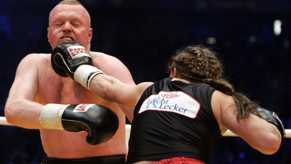 Zweimal stieg Stefan Raab gegen Regina Halmich in den Boxring und wurde sowohl 2001 als auch 2007 gnadenlos verpr&uuml;gelt - 2024 soll's ein erneutes Aufeinandertreffen der beiden geben. (Foto)
