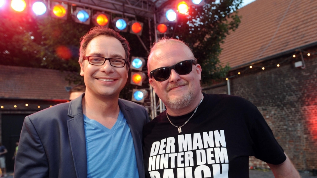 Neben Matthias Opdenh&ouml;vel wird die irre &Auml;hnlichkeit von Comedian Markus Krebs (r) zu Stefan Raab richtig offensichtlich. (Foto)