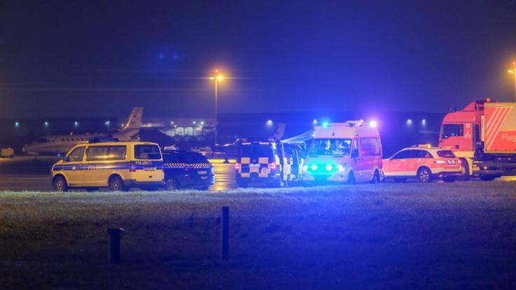 Polizeiautos stehen am Flughafen Hannover: Ein Mann versuchte aus noch ungeklärten Gründen mit seinem Auto auf das Vorfeld zu fahren.
