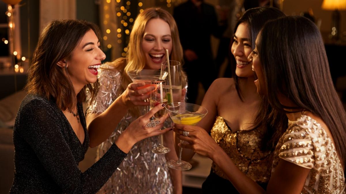 Prosit Neujahr! Angesichts der F&uuml;ll von partytauglichen Cocktail-Rezepten mit und ohne Alkohol f&auml;llt die Wahl schwer, womit zu Silvester angesto&szlig;en werden soll. (Foto)
