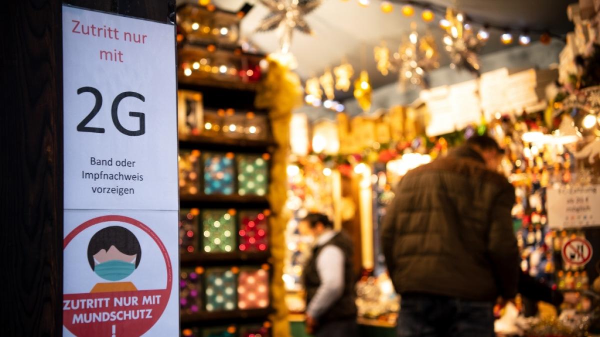 Ein Schild weist auf die 2G-Regel hin. (Foto)