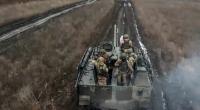 Russische Soldaten feuern auf ukrainische Stellungen.