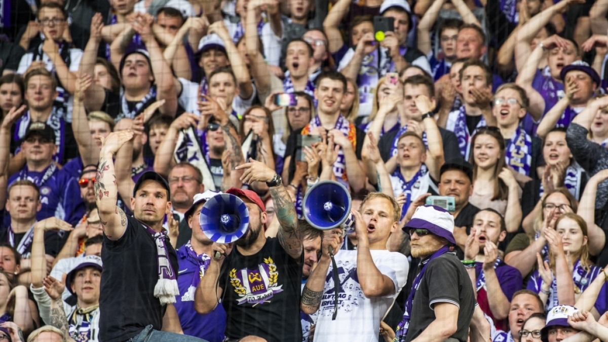 Von der Trib&uuml;ne aus bekommen die Spieler von Erzgebirge Aue Unterst&uuml;tzung. (Symbolbild) (Foto)