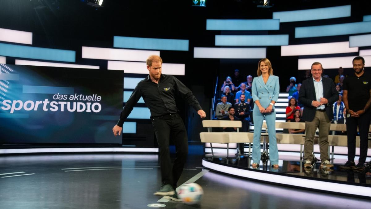 Kurz danach wurde Prinz Harry beim Torwandschie&szlig;en in der Fernsehsendung "das aktuelle sportstudio" von Bundesverteidigungsminister Boris Pistorius (SPD) besiegt. (Foto)