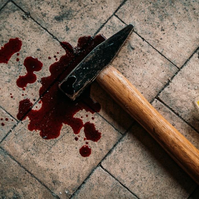 Junge (15) zertrümmert Schwester (10) den Schädel