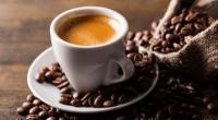 Espresso kann das Gehirn dank seiner gesunden Inhaltsstoffe gegen Alzheimer stärken.