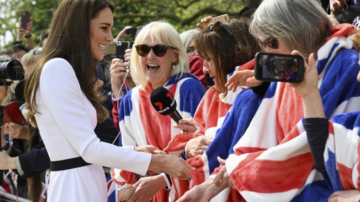 Das elegante schwarz-wei&szlig;e Out, das Prinzessin Kate am Kr&ouml;nungswochenende trug, schien eine gewisse Bekannte inspiriert zu haben. (Foto)