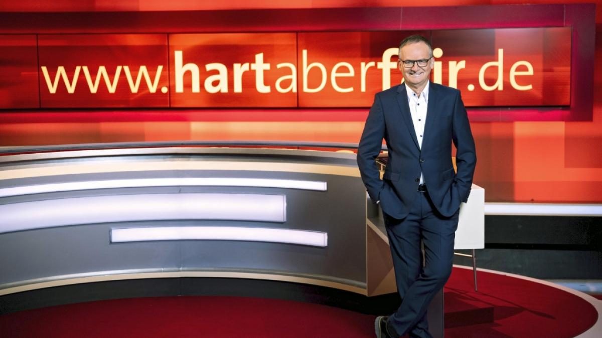 Frank Plasberg widmet sich in seiner "Hart aber fair"-Talkrunde am 5. September 2022 dem Thema Krieg in der Ukraine und den Auswirkungen auf Deutschland. (Foto)