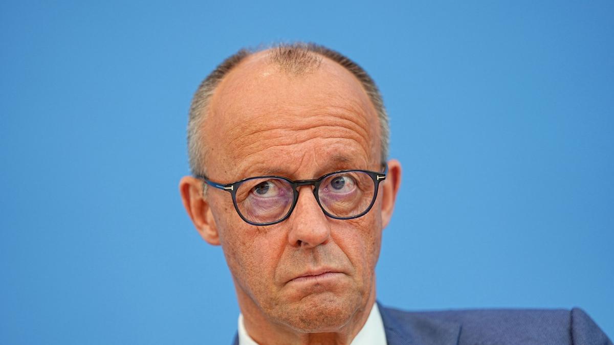 Bundeskanzler Friedrich Merz (CDU) stellt sich bei der Bundespressekonferenz den Fragen der Journalist:innen. (Foto)