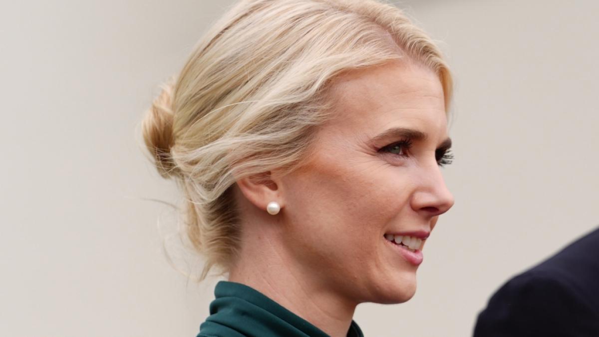 W&auml;hrend Melania Trump fernblieb, war Trumps Assistentin Natalie Harp w&auml;hrend der Irland-Reise wie gewohnt an der Seite des Pr&auml;sidenten. (Foto)