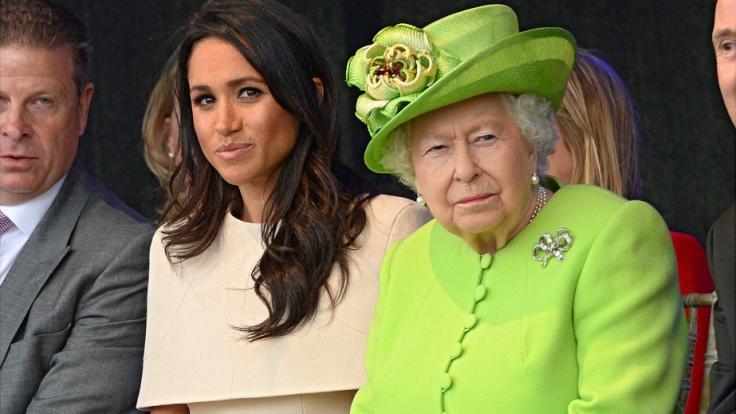 Zwischen Meghan Markle und Queen Elizabeth II. sollen mächtig die Fetzen geflogen sein - bis die Monarchin drastische Konsequenzen androhte.