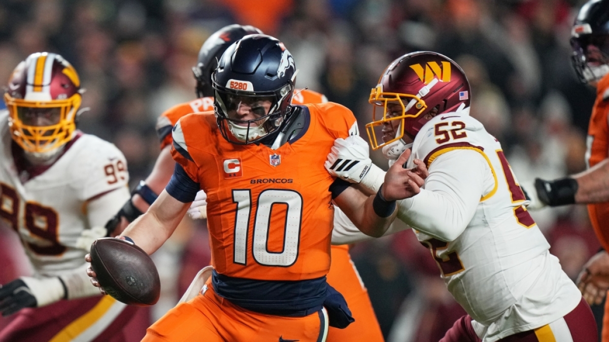 Bo Nix von den Denver Broncos l&auml;uft den Ball gegen Preston Smith von den Washington Commanders, am 30.11.2025. (Symbolbild) (Foto)