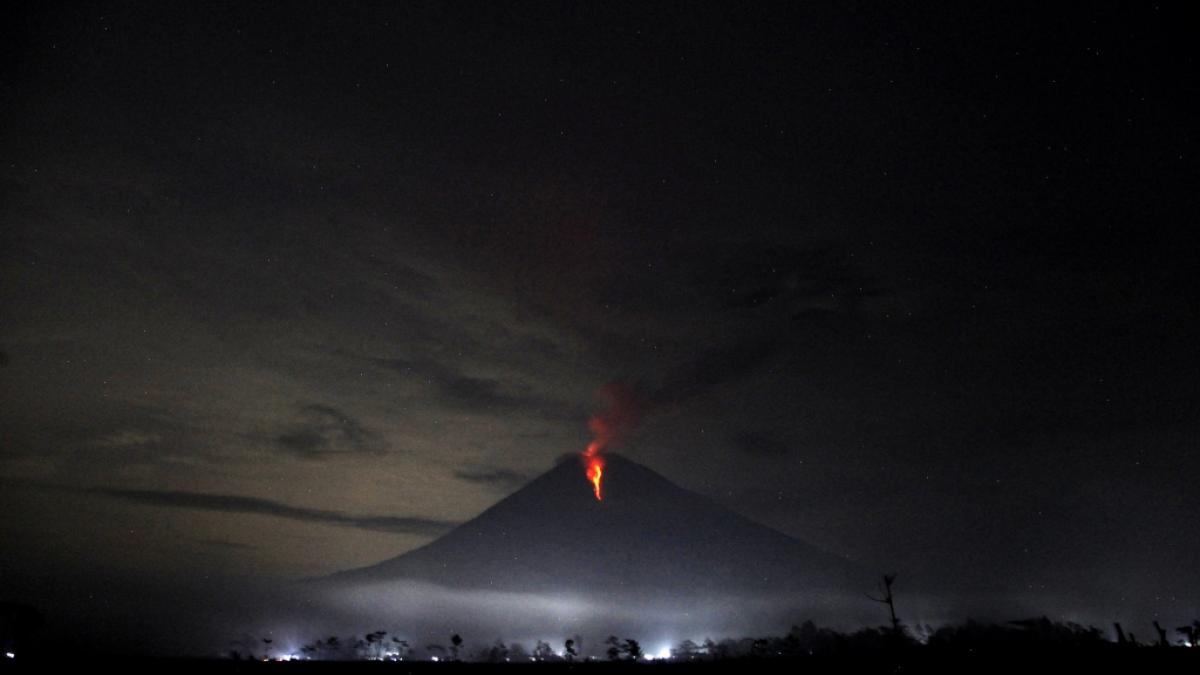 Der Vulkan Semeru spukt gl&uuml;hend hei&szlig;e Gase und vulkanisches Material aus. (Foto)