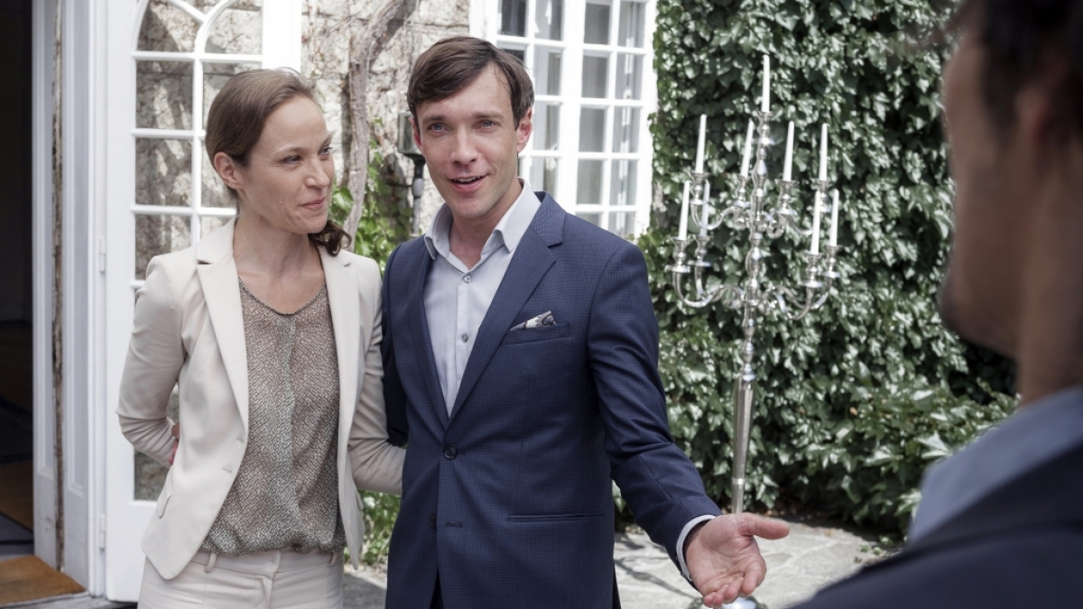 Max (Christoph Luser) macht seine G&auml;ste mit Maggie (Jeanette Hain) bekannt. (Foto)
