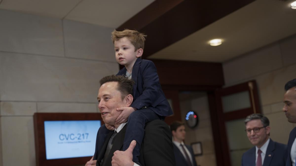 Elon Musk tr&auml;gt seinen Sohn X &AElig; A-Xii bei einem Treffen im Kapitol auf den Schultern (Foto)