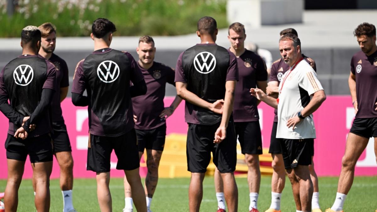 Kann Bundestrainer Hansi Flick (im wei&szlig;en Shirt) mit der Nationalelf noch bis zur EM 2024 eine Euphorie im eigenen Land entfachen? (Foto)