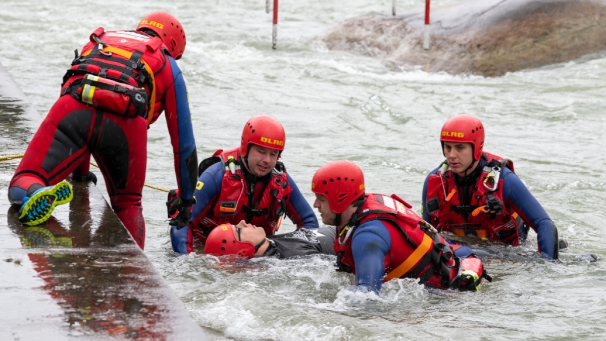Die DLRG meldet einen Notfall mit einer Person im Wasser (Symbolbild). (Foto)