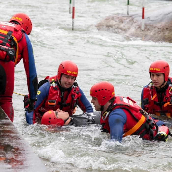 Wasserrettung einer Person aus dem Rhein