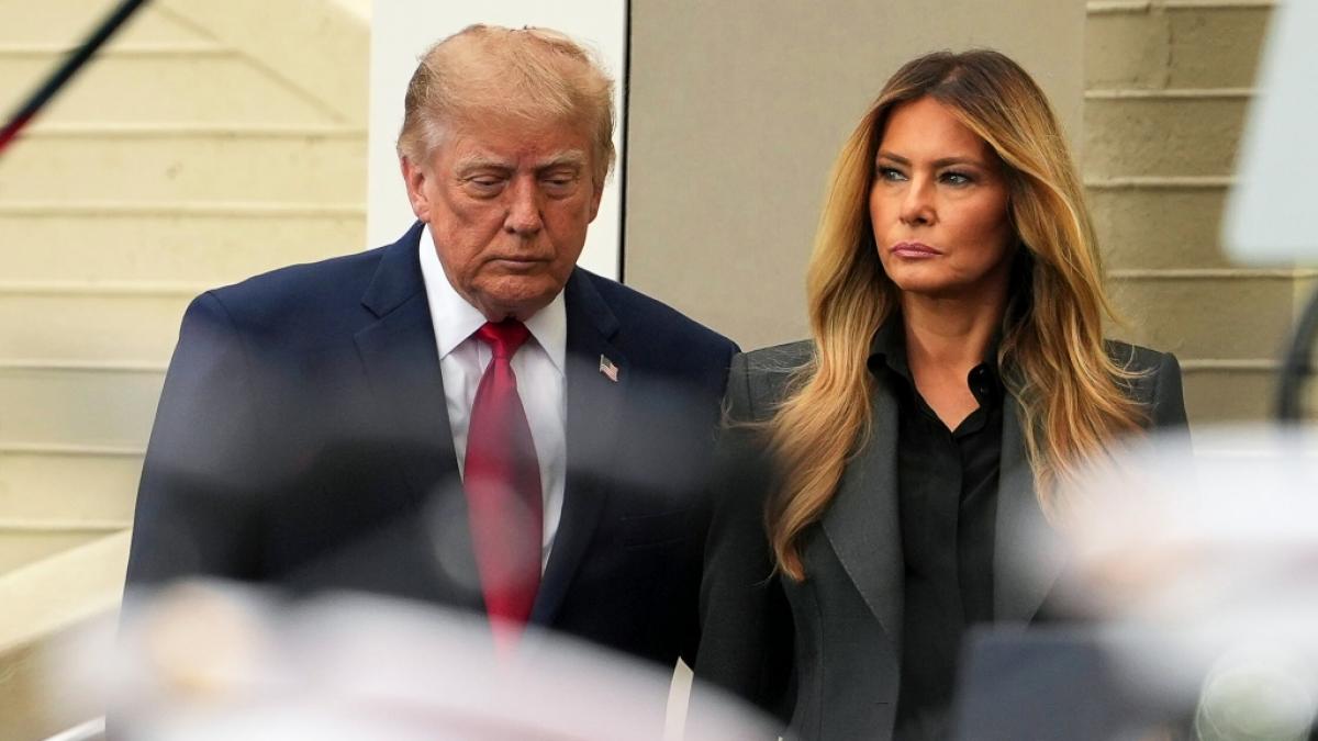 Bei der Gedenkfeier zum 25. Jahrestag der Terroranschl&auml;ge vom 11. September im Pentagon wirkte Donald Trump neben seiner Ehefrau Melania m&uuml;de und schl&auml;frig. (Foto)