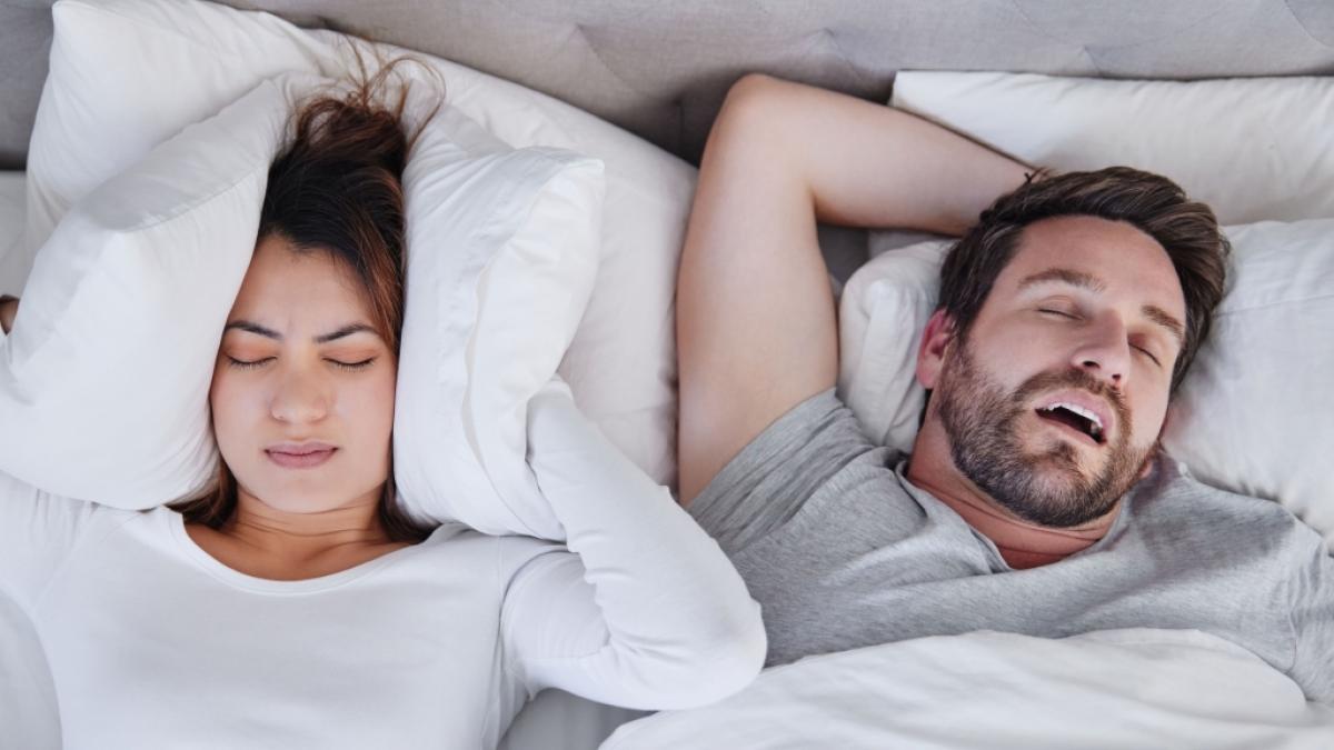 Genervt vom Schnarchen des Partners? Mehr K&auml;se auf dem Speiseplan k&ouml;nnte die L&ouml;sung sein. (Foto)