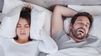 Genervt vom Schnarchen des Partners? Mehr Käse auf dem Speiseplan könnte die Lösung sein.