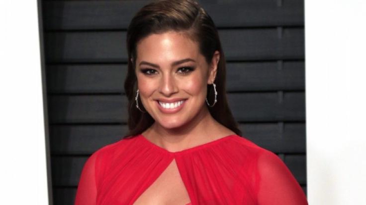 Ashley Graham ist im 9. Monat schwanger. Bei Instagram posiert das Plus-Size-Model splitterfasernackt.