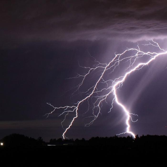 Wochenstart mit Blitz und Donner - HIER droht Starkregen-Chaos