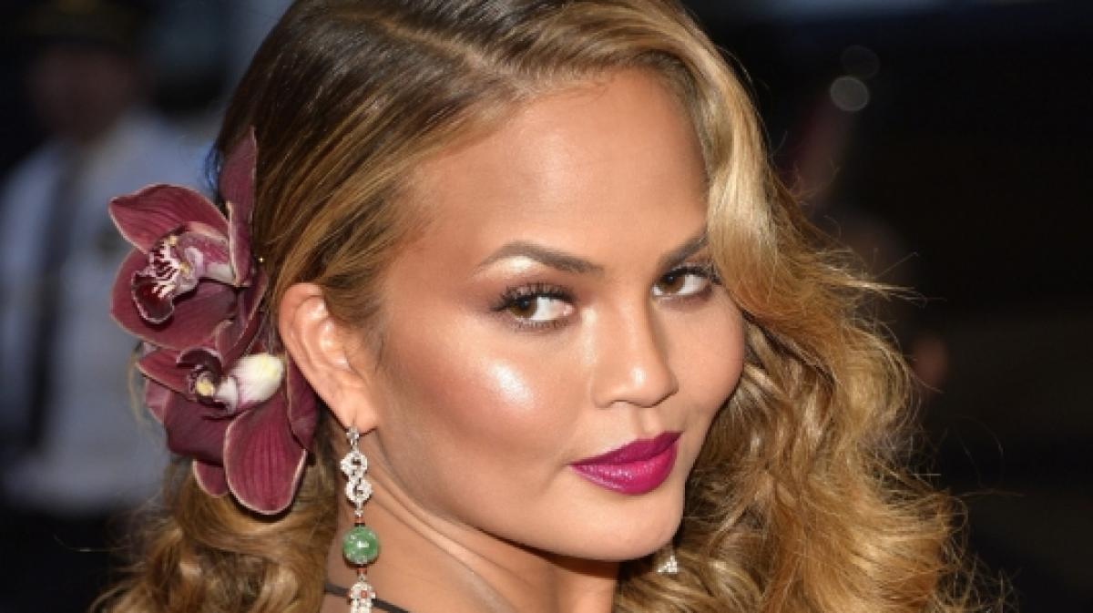 Twitter-Nutzer werfen Chrissy Teigen vor in dem Epstein-Skandal verwickelt zu sein. (Foto)