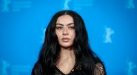 Charli XCX räkelt sich im neuen US-