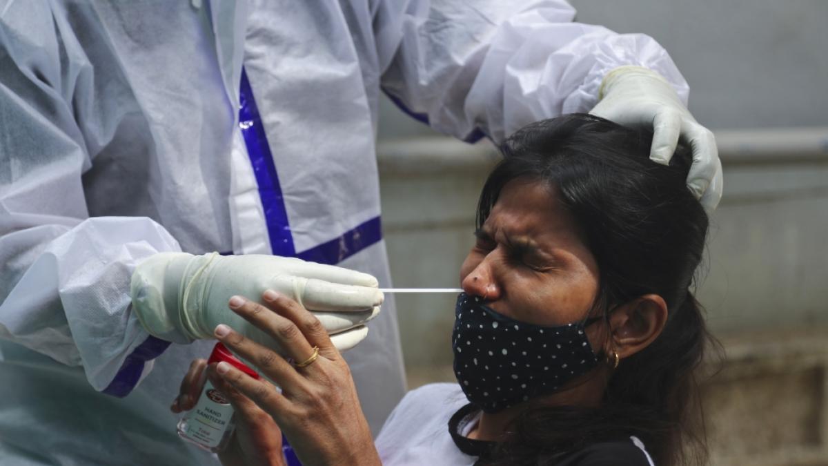 Bei einer Frau in Indien wird ein Coronatest durchgef&uuml;hrt. (Foto)
