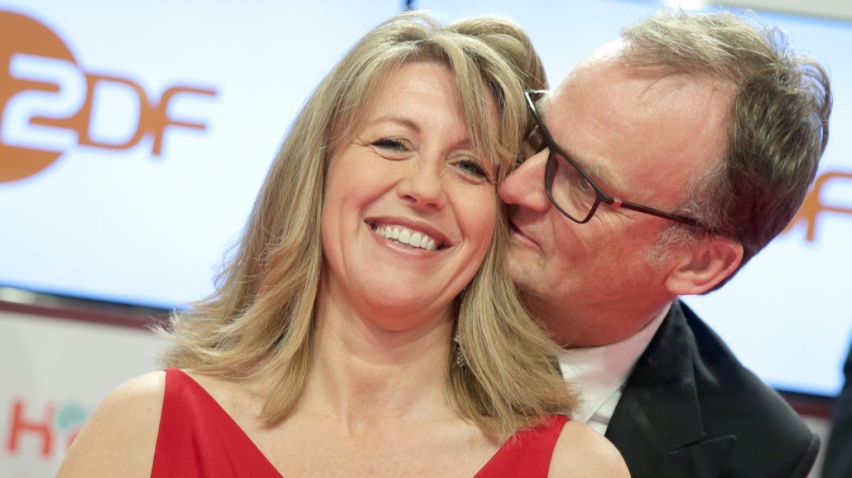 Anne Gesthuysen mit ihrem Ehemann Frank Plasberg bei der Verleihung der Goldenen Kamera 2015. (Foto)