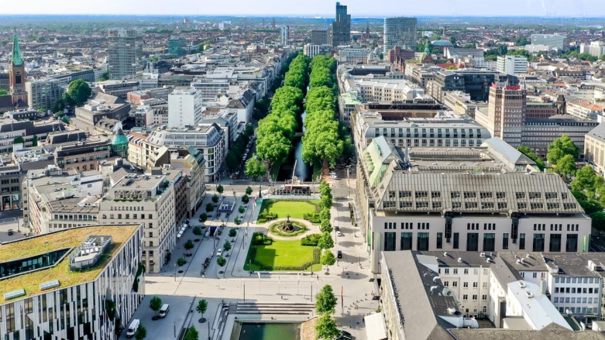 Die D&uuml;sseldorfer K&ouml;nigsallee aus der Vogelperspektive. Aktuelle Nachrichten aus und &uuml;ber D&uuml;sseldorf hier auf news.de. (Foto)