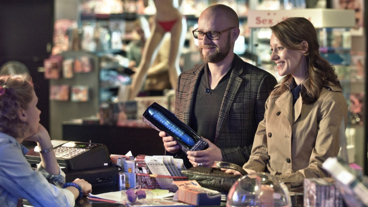 Elizabeth Kiehl (Lavinia Wilson) und Ehemann Georg (J&uuml;rgen Vogel) im Sexshop. (Foto)