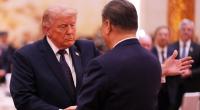 US-Präsident Donald Trump (l) schüttelt dem chinesischen Präsidenten Xi Jinping während eines Staatsdinners in der Großen Halle des Volkes die Hand.