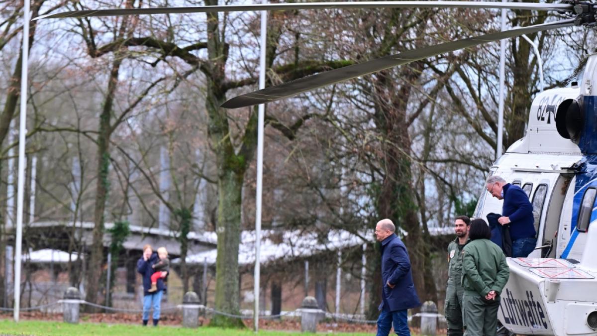 Bundeskanzler Olaf Scholz steigt aus einem Helikopter der Luftwaffe. Die Bundesregierung will offenbar neue Helis kaufen. (Foto)