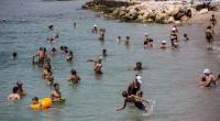 An einem griechischen Strand wie diesem wurde die trächtige Schwertfisch-Mutter von Strandgängern gejagt und getötet.