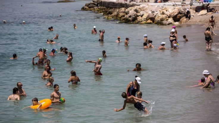 An einem griechischen Strand wie diesem wurde die trächtige Schwertfisch-Mutter von Strandgängern gejagt und getötet.