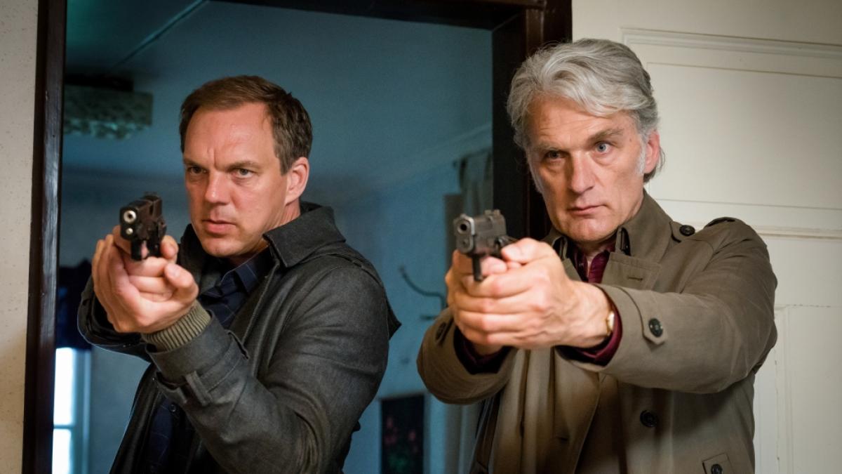 Robert Anders (Walter Sittler, r.) und Thomas Wittberg (Andy G&auml;tjen, l.) im Einsatz in einer Szene der ZDF-Reihe "Der Kommissar und das Meer". (Foto)