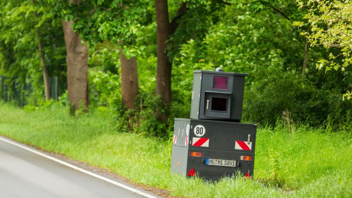 Vor kleinen Blitzer-T&uuml;rmen wie diesem sollte man sich als Autofahrer in Acht nehmen. Sie k&ouml;nnen im sowohl an Landstra&szlig;en au&szlig;erorts als auch im Stadtgebiet stehen. (Symbolbild) (Foto)