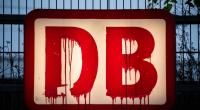 Rote Farbe ist auf einem Logo der Deutschen Bahn am Hauptbahnhof runtergelaufen.