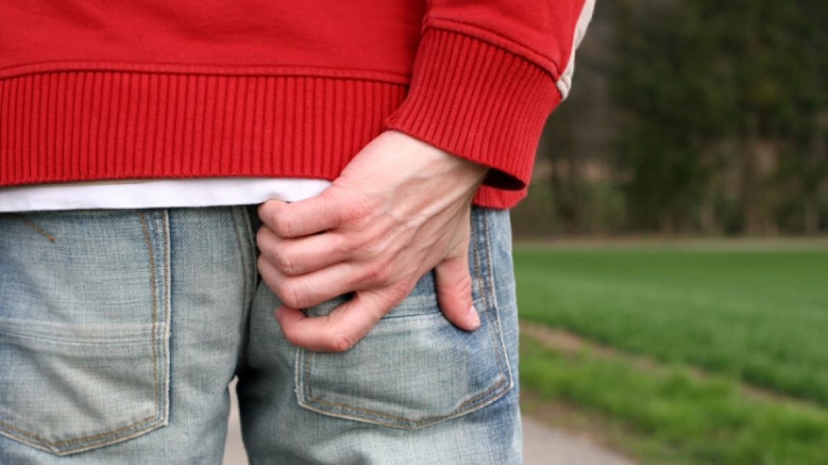 Nicht immer ist mangelnde Hygiene f&uuml;r Juckreiz im Hintern verantwortlich. Auch langes Sitzen und zu wenig Bewegung lassen das Gewebe erschlaffen und machen es anf&auml;lliger. (Foto)