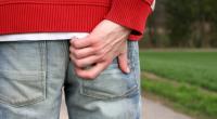 Nicht immer ist mangelnde Hygiene für Juckreiz im Hintern verantwortlich. Auch langes Sitzen und zu wenig Bewegung lassen das Gewebe erschlaffen und machen es anfälliger.