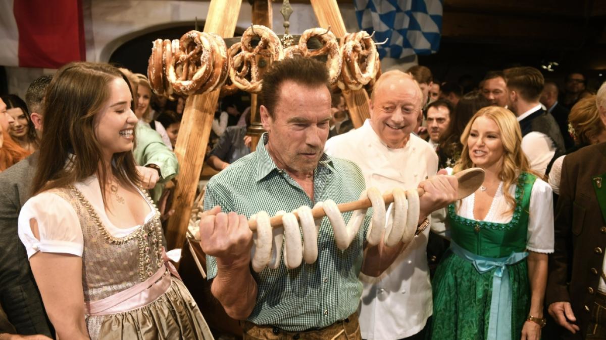 Arnold Schwarzenegger, seine Tochter Christina (l) und seine Freundin Heather Milligan (r) feiern mit Koch Alfons Schuhbeck bei der Wei&szlig;wurstparty im Stanglwirt 2020. (Foto)