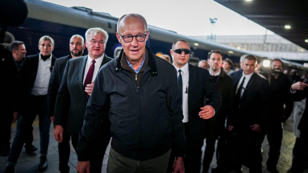 Bundeskanzler Friedrich Merz (CDU) kommt am fr&uuml;hen Morgen auf dem Hauptbahnhof der ukrainischen Hauptstadt Kiew an. (Foto)