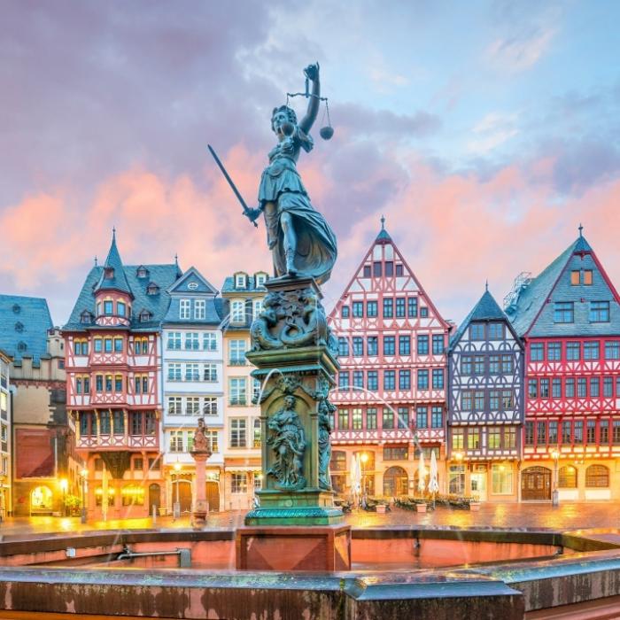 Der Rathausplatz Römerberg in Frankfurt am Main. Aktuelle News aus und über Frankfurt hier auf news.de.