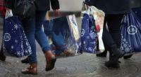 Passanten mit Taschen voller Weihnachtseinkäufe, unter anderem von CA, in der Fußgängerzone von Köln.