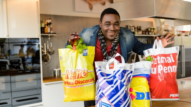 Nelson Müller testet die Discounter Aldi, Lidl und Co. auf ihre Qualität.